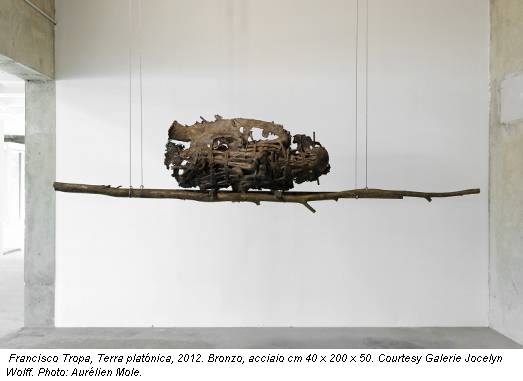 Francisco Tropa, Terra platónica, 2012. Bronzo, acciaio cm 40 x 200 x 50. Courtesy Galerie Jocelyn Wolff. Photo: Aurélien Mole.