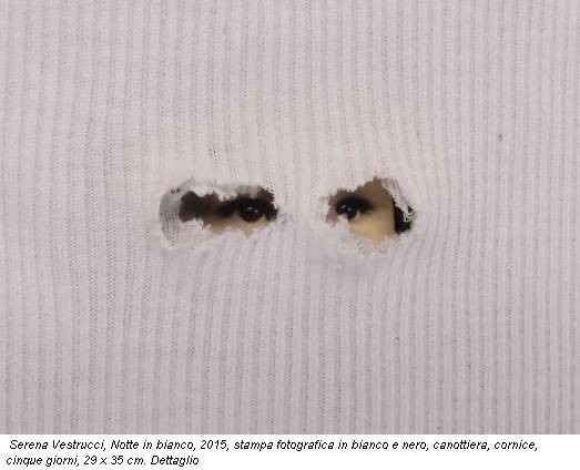 Serena Vestrucci, Notte in bianco, 2015, stampa fotografica in bianco e nero, canottiera, cornice, cinque giorni, 29 x 35 cm. Dettaglio