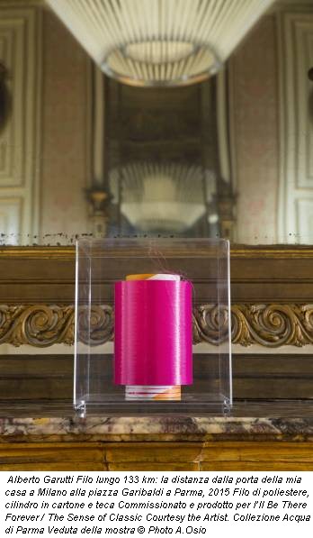 Alberto Garutti Filo lungo 133 km: la distanza dalla porta della mia casa a Milano alla piazza Garibaldi a Parma, 2015 Filo di poliestere, cilindro in cartone e teca Commissionato e prodotto per I’ll Be There Forever / The Sense of Classic Courtesy the Artist. Collezione Acqua di Parma Veduta della mostra © Photo A.Osio