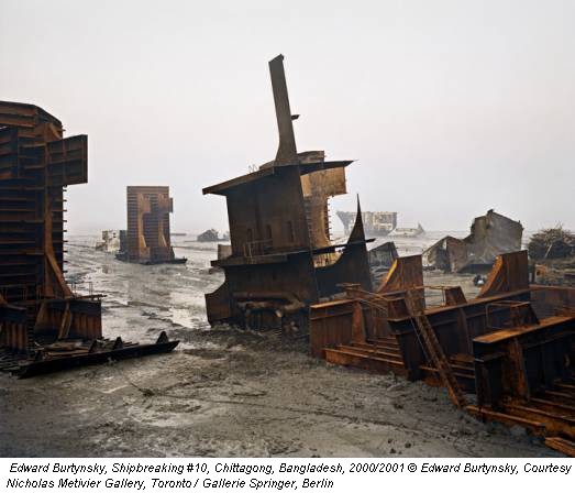 Edward Burtynsky, Shipbreaking #10, Chittagong, Bangladesh, 2000/2001 © Edward Burtynsky, Courtesy Nicholas Metivier Gallery, Toronto / Gallerie Springer, Berlin