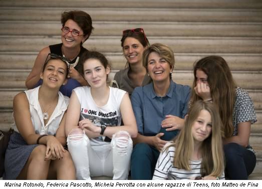 Marina Rotondo, Federica Pascotto, Michela Perrotta con alcune ragazze di Teens, foto Matteo de Fina