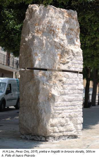 H.H.Lim, Peso Oro, 2015, pietra e lingotti in bronzo dorato, 300cm h. Foto di Isaco Praxolu