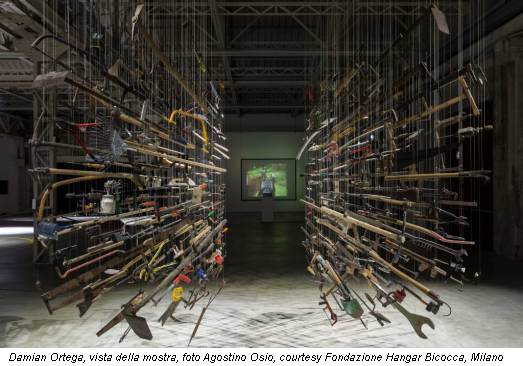 Damian Ortega, vista della mostra, foto Agostino Osio, courtesy Fondazione Hangar Bicocca, Milano