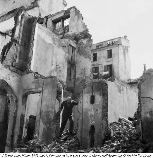 Alfredo Jaar, Milan, 1946: Lucio Fontana visita il suo studio di ritorno dall'Argentina, © Archivi Farabola