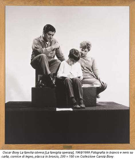 Oscar Bony La familia obrera [La famiglia operaia], 1968/1999 Fotografia in bianco e nero su carta, cornice di legno, placca in bronzo, 200 × 180 cm Collezione Carola Bony