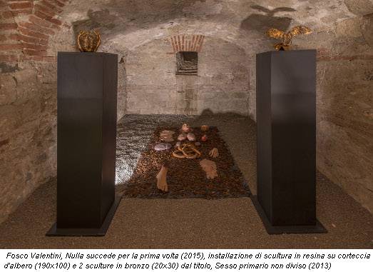 Fosco Valentini, Nulla succede per la prima volta (2015), installazione di scultura in resina su corteccia d'albero (190x100) e 2 sculture in bronzo (20x30) dal titolo, Sesso primario non diviso (2013)