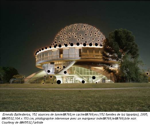Ernesto Ballesteros, 152 sources de lumière cachées (152 fuentes de luz tapadas), 2005, ￼104 x 153 cm, photographie intervenue avec un marqueur indélébile noir. Courtesy de ￼l’artiste