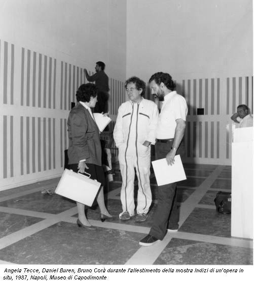 Angela Tecce, Daniel Buren, Bruno Corà durante l'allestimento della mostra Indizi di un’opera in situ, 1987, Napoli, Museo di Capodimonte