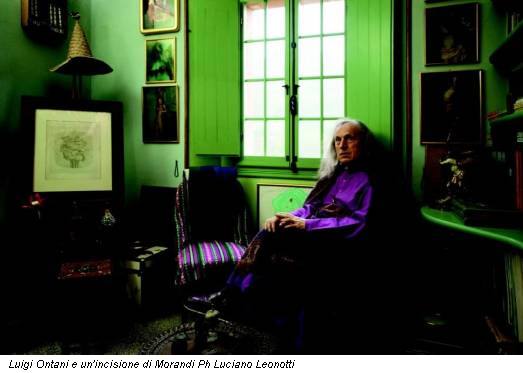 Luigi Ontani e un'incisione di Morandi Ph Luciano Leonotti