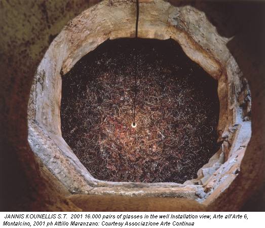 JANNIS KOUNELLIS S.T. 2001 16.000 pairs of glasses in the well Installation view, Arte all’Arte 6, Montalcino, 2001 ph Attilio Maranzano: Courtesy Associazione Arte Continua
