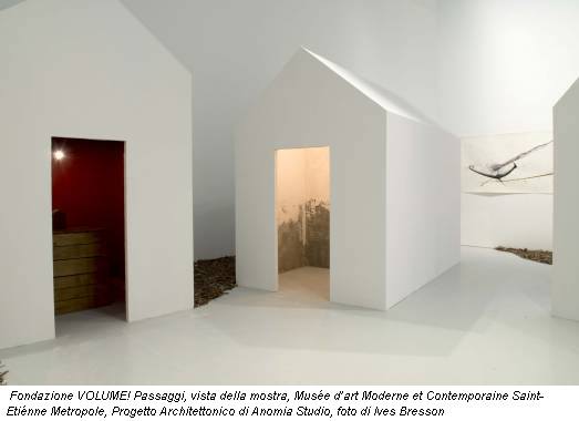 Fondazione VOLUME! Passaggi, vista della mostra, Mus&eacute;e d’art Moderne et Contemporaine Saint- Eti&eacute;nne Metropole, Progetto Architettonico di Anomia Studio, foto di Ives Bresson