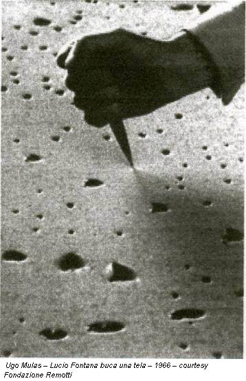 Ugo Mulas – Lucio Fontana buca una tela – 1966 – courtesy Fondazione Remotti