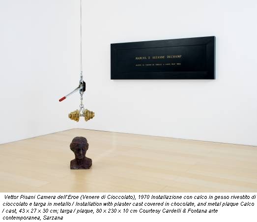 Vettor Pisani Camera dell’Eroe (Venere di Cioccolato), 1970 Installazione con calco in gesso rivestito di cioccolato e targa in metallo / Installation with plaster cast covered in chocolate, and metal plaque Calco / cast, 43 x 27 x 30 cm; targa / plaque, 80 x 230 x 10 cm Courtesy Cardelli & Fontana arte contemporanea, Sarzana