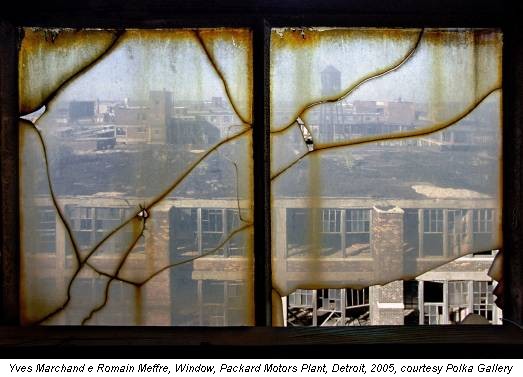 Yves Marchand e Romain Meffre, Window, Packard Motors Plant, Detroit, 2005, courtesy Polka Gallery