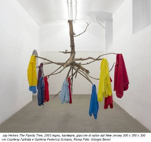 Jay Heikes The Family Tree, 2003 legno, hardware, giacche di nylon dal New Jersey 300 x 350 x 300 cm Courtesy l’artista e Galleria Federica Schiavo, Roma Foto: Giorgio Benni