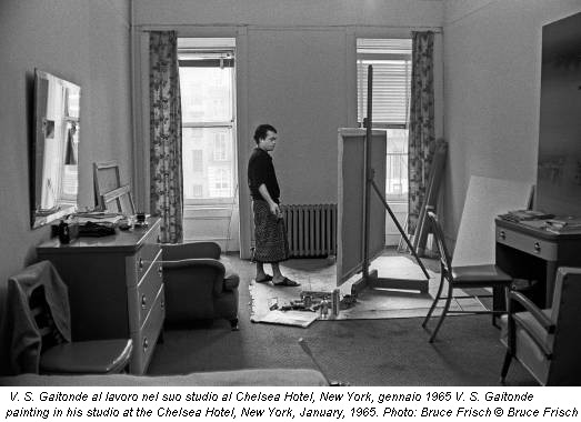 V. S. Gaitonde al lavoro nel suo studio al Chelsea Hotel, New York, gennaio 1965 V. S. Gaitonde painting in his studio at the Chelsea Hotel, New York, January, 1965. Photo: Bruce Frisch © Bruce Frisch