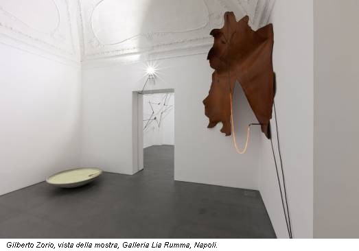 Gilberto Zorio, vista della mostra, Galleria Lia Rumma, Napoli.