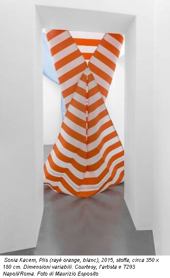 Sonia Kacem, Plis (rayé orange, blanc), 2015, stoffa, circa 350 x 180 cm. Dimensioni variabili. Courtesy, l’artista e T293 Napoli/Roma. Foto di Maurizio Esposito