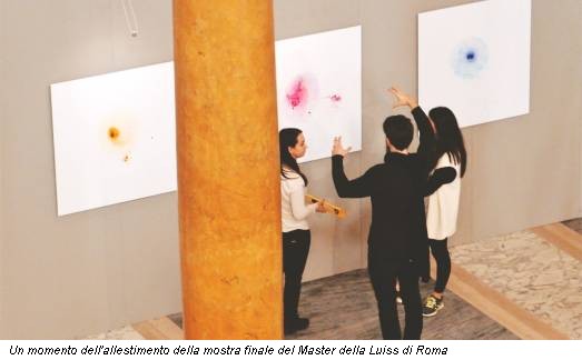 Un momento dell'allestimento della mostra finale del Master della Luiss di Roma