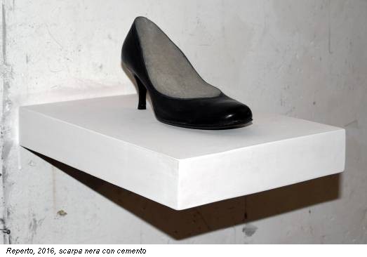 Reperto, 2016, scarpa nera con cemento