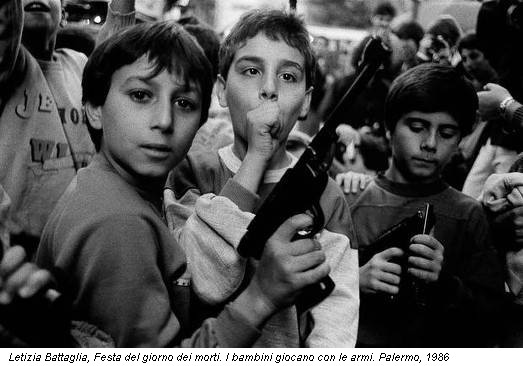 Letizia Battaglia, Festa del giorno dei morti. I bambini giocano con le armi. Palermo, 1986