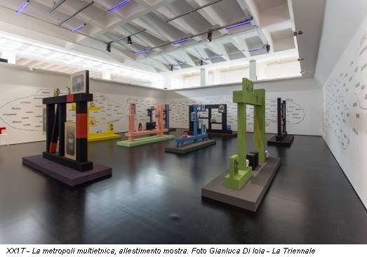 XX1T - La metropoli multietnica, allestimento mostra. Foto Gianluca Di Ioia - La Triennale
