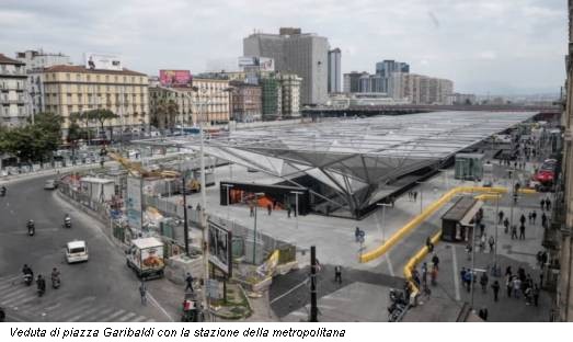 Veduta di piazza Garibaldi con la stazione della metropolitana