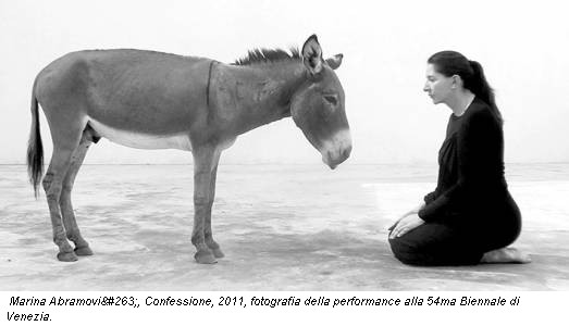 Marina Abramović, Confessione, 2011, fotografia della performance alla 54ma Biennale di Venezia.