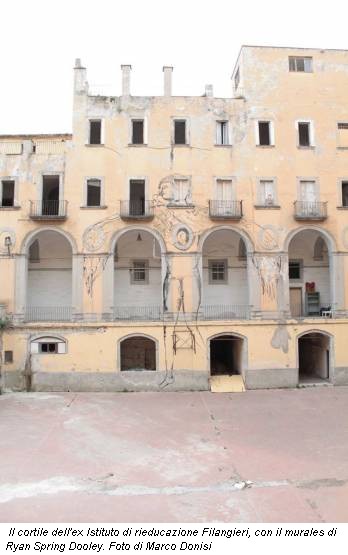 Il cortile dell'ex Istituto di rieducazione Filangieri, con il murales di Ryan Spring Dooley. Foto di Marco Donisi