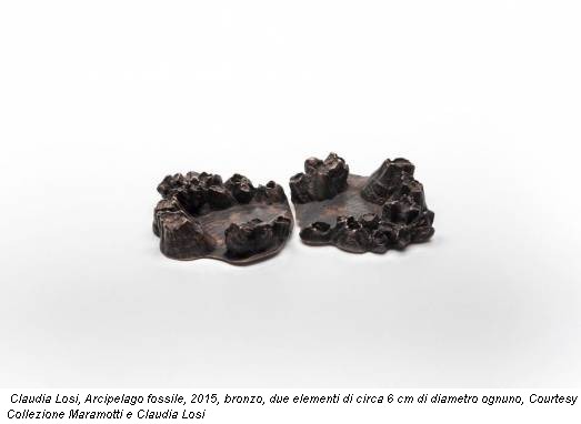 Claudia Losi, Arcipelago fossile, 2015, bronzo, due elementi di circa 6 cm di diametro ognuno, Courtesy Collezione Maramotti e Claudia Losi