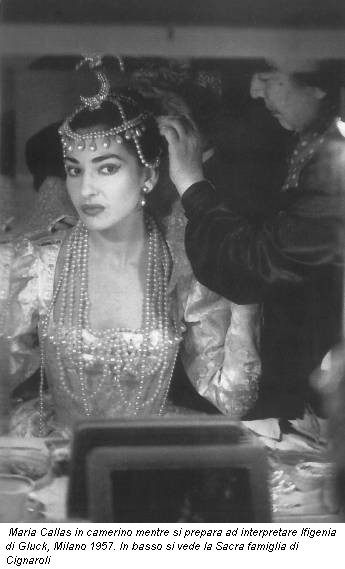 Maria Callas in camerino mentre si prepara ad interpretare Ifigenia di Gluck, Milano 1957. In basso si vede la Sacra famiglia di Cignaroli