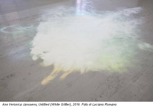 Ann Veronica Janssens, Untitled (White Glitter), 2016. Foto di Luciano Romano