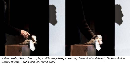 Hilario Isola, I Mani, Bronzo, legno di tasso ,video proiezione, dimensioni ambientali, Galleria Guido Costa Projects, Torino 2016 ph. Maria Bruni