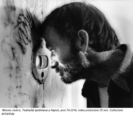 Mimmo Jodice, Teatralità quotidiana a Napoli, anni 70-2016, video proiezione 25 min. Collezione dell'artista