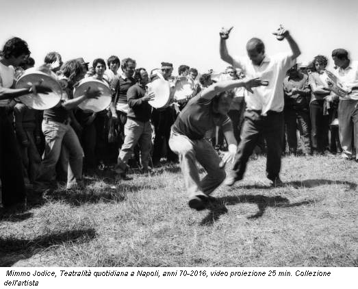 Mimmo Jodice, Teatralità quotidiana a Napoli, anni 70-2016, video proiezione 25 min. Collezione dell'artista