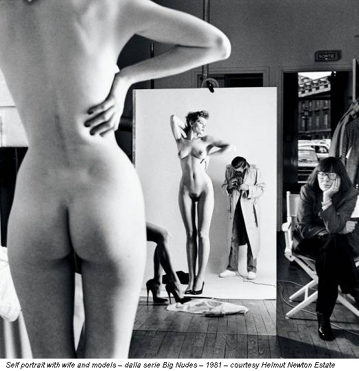 Self portrait with wife and models – dalla serie Big Nudes – 1981 – courtesy Helmut Newton Estate