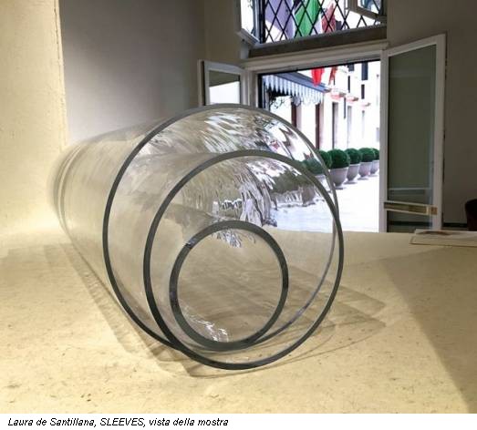 Laura de Santillana, SLEEVES, vista della mostra