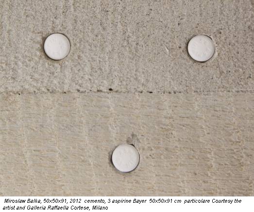 Miroslaw Balka, 50x50x91, 2012 cemento, 3 aspirine Bayer 50x50x91 cm particolare Courtesy the artist and Galleria Raffaella Cortese, Milano