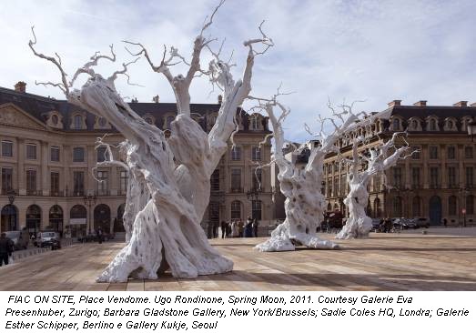 FIAC ON SITE, Place Vendome. Ugo Rondinone, Spring Moon, 2011. Courtesy Galerie Eva Presenhuber, Zurigo; Barbara Gladstone Gallery, New York/Brussels; Sadie Coles HQ, Londra; Galerie Esther Schipper, Berlino e Gallery Kukje, Seoul