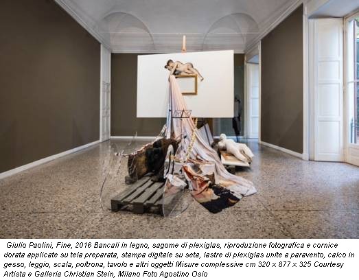 Giulio Paolini, Fine, 2016 Bancali in legno, sagome di plexiglas, riproduzione fotografica e cornice dorata applicate su tela preparata, stampa digitale su seta, lastre di plexiglas unite a paravento, calco in gesso, leggio, scala, poltrona, tavolo e altri oggetti Misure complessive cm 320 x 877 x 325 Courtesy Artista e Galleria Christian Stein, Milano Foto Agostino Osio