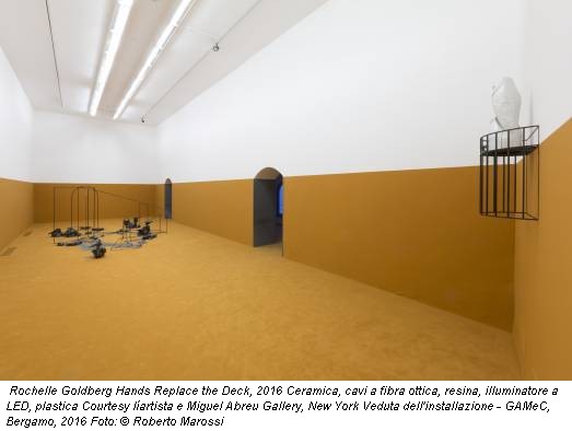 Rochelle Goldberg Hands Replace the Deck, 2016 Ceramica, cavi a fibra ottica, resina, illuminatore a LED, plastica Courtesy líartista e Miguel Abreu Gallery, New York Veduta dell'installazione - GAMeC, Bergamo, 2016 Foto: © Roberto Marossi