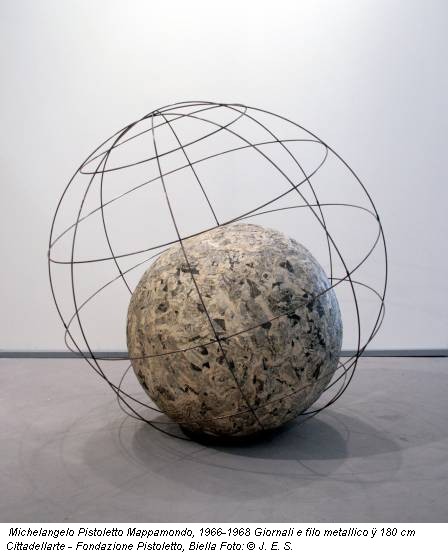 Michelangelo Pistoletto Mappamondo, 1966-1968 Giornali e filo metallico ÿ 180 cm Cittadellarte - Fondazione Pistoletto, Biella Foto: © J. E. S.