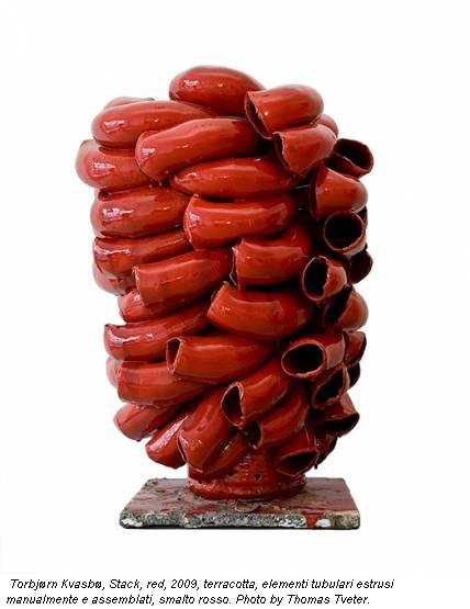 Torbjørn Kvasbø, Stack, red, 2009, terracotta, elementi tubulari estrusi manualmente e assemblati, smalto rosso. Photo by Thomas Tveter.