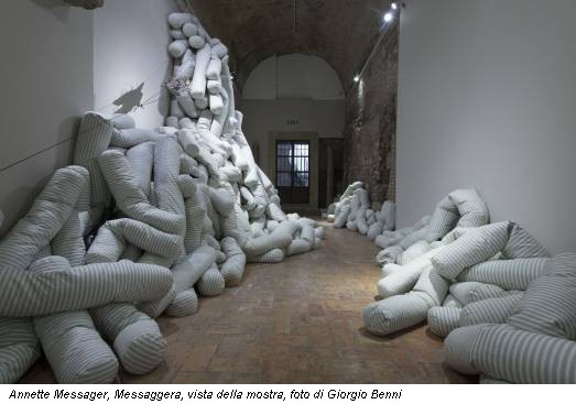 Annette Messager, Messaggera, vista della mostra, foto di Giorgio Benni