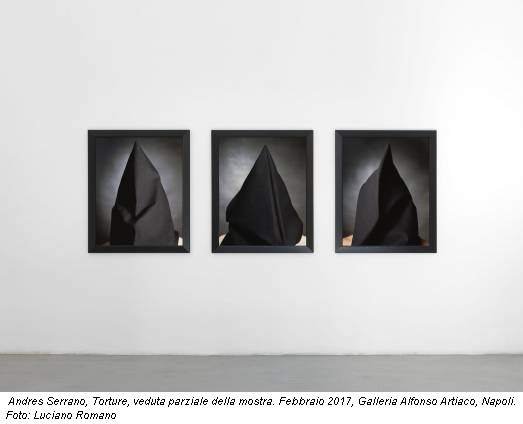 Andres Serrano, Torture, veduta parziale della mostra. Febbraio 2017, Galleria Alfonso Artiaco, Napoli. Foto: Luciano Romano