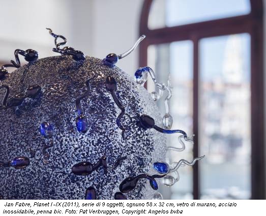 Jan Fabre, Planet I -IX (2011), serie di 9 oggetti, ognuno 58 x 32 cm, vetro di murano, acciaio inossidabile, penna bic. Foto: Pat Verbruggen, Copyright: Angelos bvba