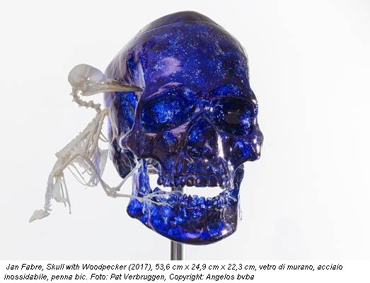 Jan Fabre, Skull with Woodpecker (2017), 53,6 cm x 24,9 cm x 22,3 cm, vetro di murano, acciaio inossidabile, penna bic. Foto: Pat Verbruggen, Copyright: Angelos bvba