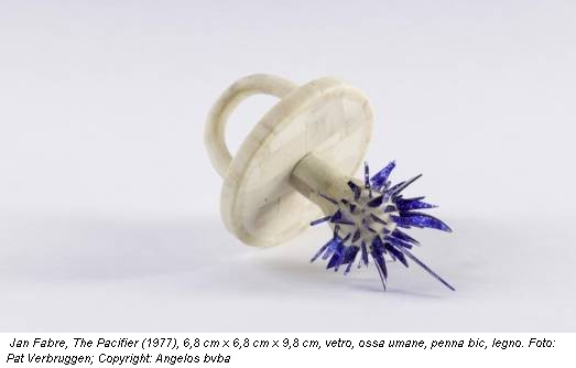 Jan Fabre, The Pacifier (1977), 6,8 cm x 6,8 cm x 9,8 cm, vetro, ossa umane, inchiostro di penna bic, legno. Foto: Pat Verbruggen; Copyright: Angelos bvba