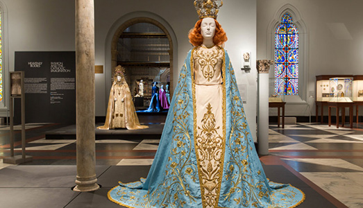 L’abito fa il cattolico | e il successo