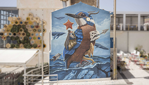 Un martin pescatore in spiaggia con FestiWall